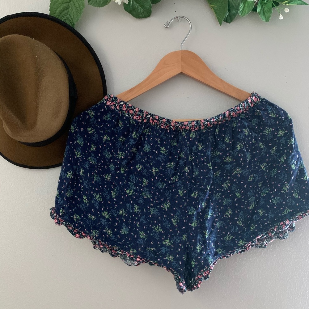 Shorts - Picture 2 of 4